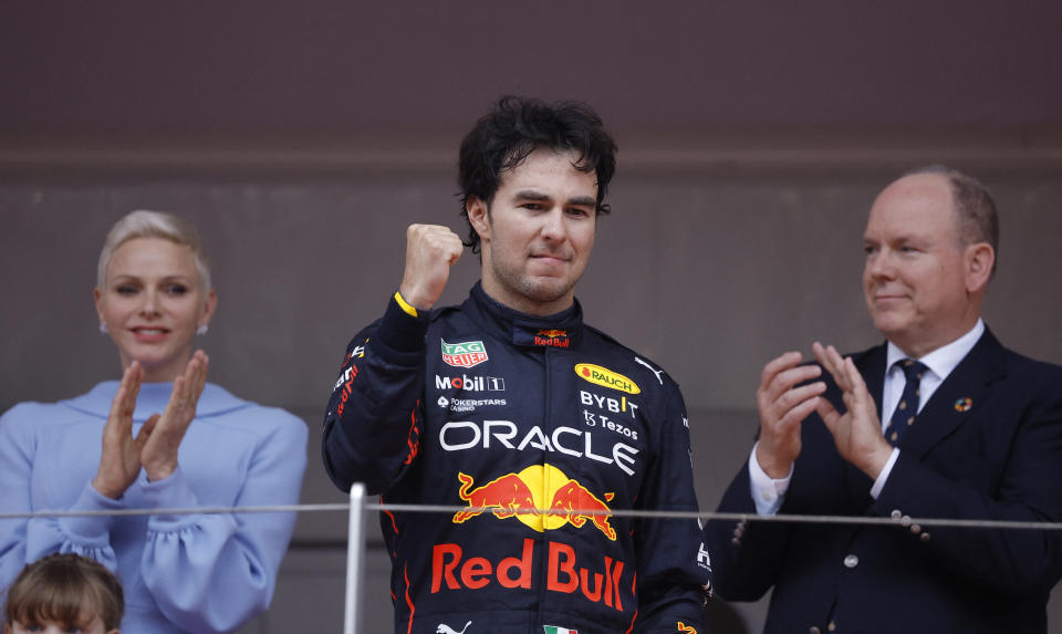 <p>Checo Pérez celebra en el podio/ REUTERS/Christian Hartmann</p> 