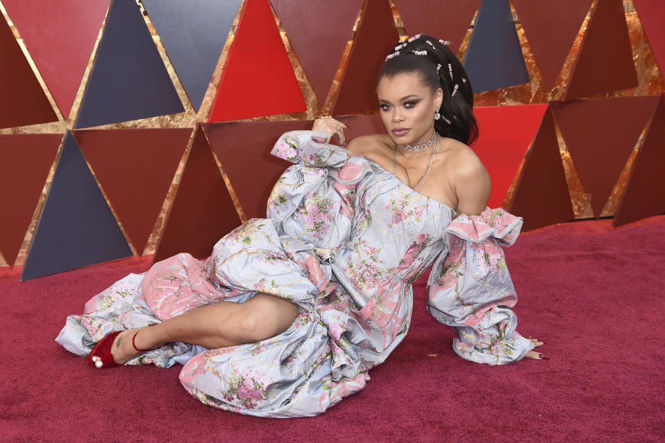 Andra Day machte es sich auf dem roten Teppich der Oscar-Verleihung gemütlich. (Bild: AP Photo)