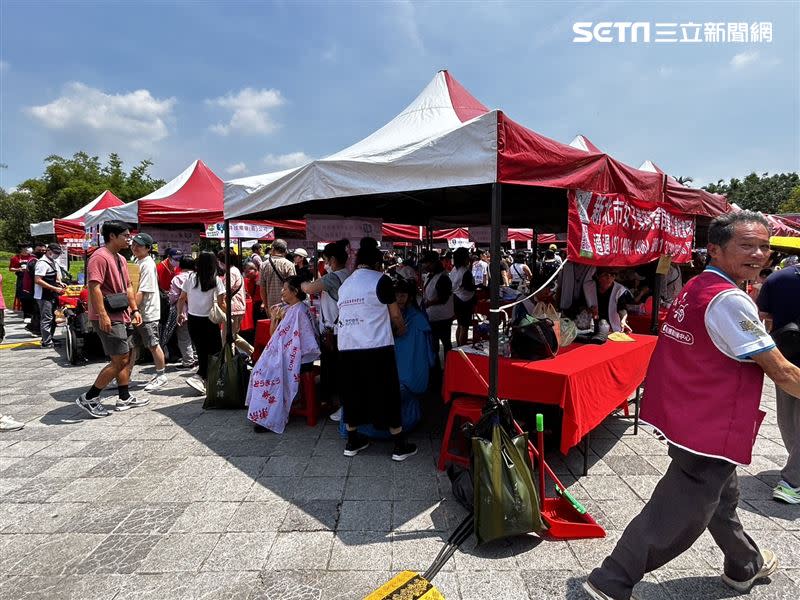 第21屆「讓愛發光」愛心園遊會在台北市花博園區開幕，不少民眾前來支持。（圖／記者簡浩正攝影）