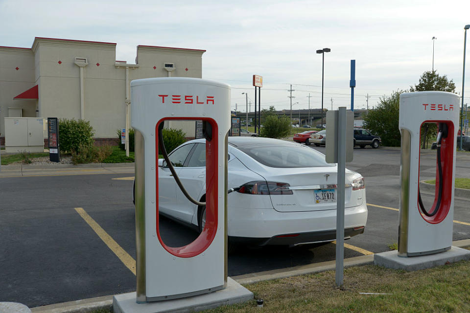 <p>Una de las principales quejas sobre los vehículos eléctricos se refiere a su autonomía. Tesla ha intentado resolver este problema construyendo una red de estaciones de supercargadores a lo largo de Estados Unidos y en todo el mundo. Ahora se puede atravesar los Estados Unidos de costa a costa en un Tesla gracias a estaciones de carga como esta, ubicada en Topeka (Kansas). Los coches se pueden cargar rápidamente en menos de una hora, sin tener que pagar. En febrero de 2015 ya había 2.000 supercargadores distribuidos en 400 estaciones a lo largo del mundo. (Mark Reinstein/Corbis vía Getty Images) </p>