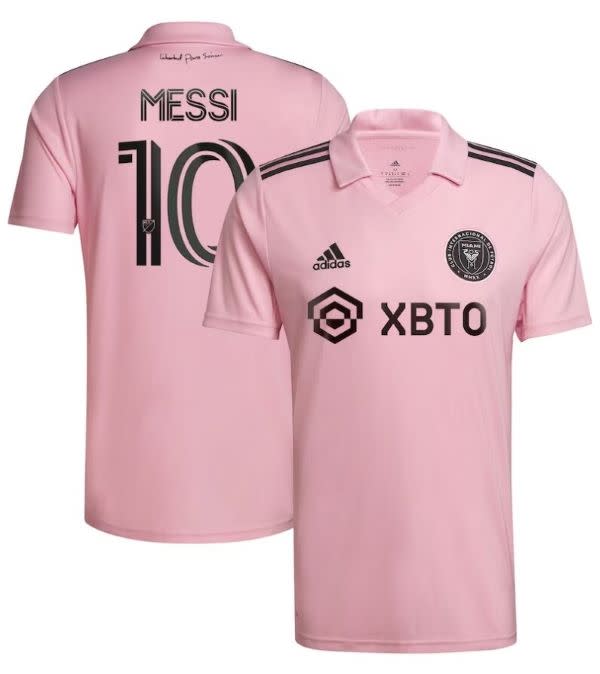 En Buenos Aires, es posible encontrar réplicas o imitaciones a diferentes precios de la camiseta rosa de Messi