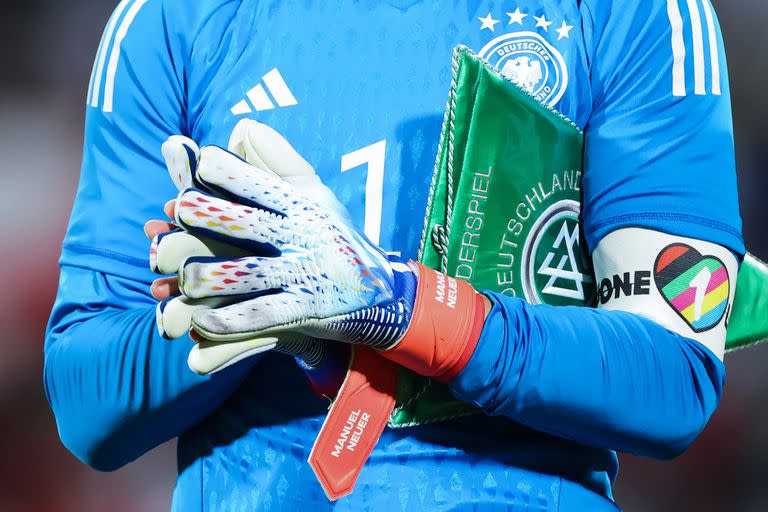 El capitán de la selección alemana, Manuel Neuer, lleva el brazalete de capitán con la inscripción "One Love" durante el partido de fútbol amistoso internacional entre Omán y Alemania en el Centro Deportivo Sultán Qabus, en los preparativos de Alemania para la Copa Mundial de la FIFA Qatar 2022.