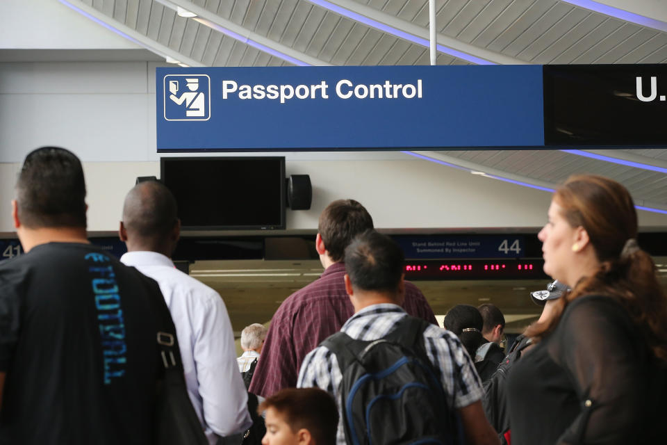 Viajeros internacionales esperan que revisen sus pasaportes en el Aeropuerto Internacional O'Hare el 19 de septiembre de 2014 en Chicago, Illinois. (Foto de Scott Olson/Getty Images)