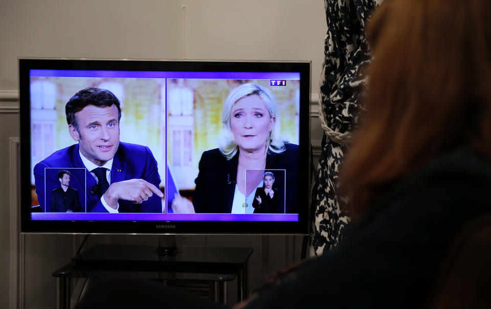 Un momento del debate entre Emmanuel Macron y Marine Le Pen. (Photo by Chesnot/Getty Images)
