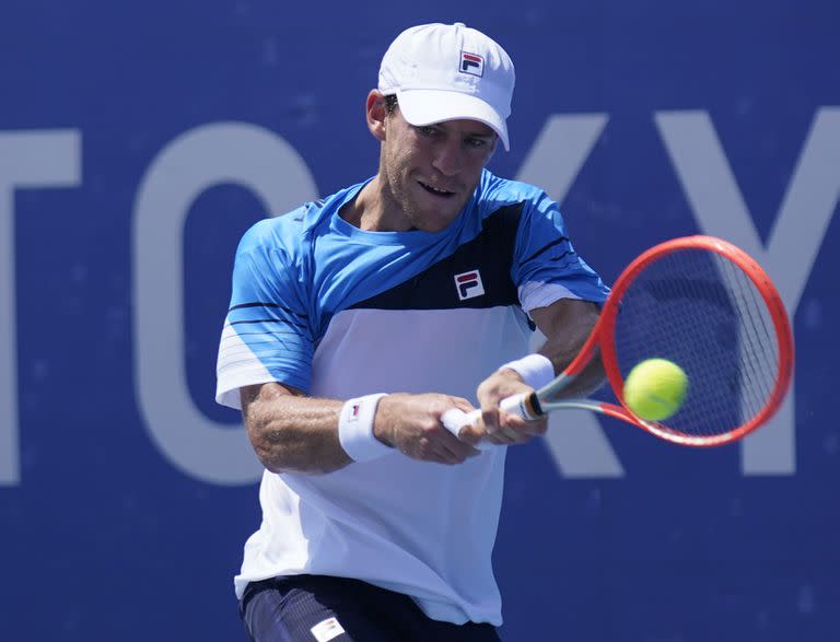 Diego Schwartzman, de Argentina, en el partido ante Karen Khachanov, del Comité Olímpico Ruso, durante la tercera ronda del tenis de Tokio 2020