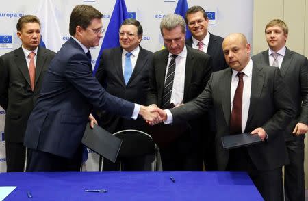 Russian Energy Minister Alexander Novak shakes hands with Ukraine's Energy Minister Yuri Prodan (R) after gas talks between the European Union, Russia and Ukraine at the European Commission headquarters in Brussels October 30, 2014. REUTERS/Francois Lenoir