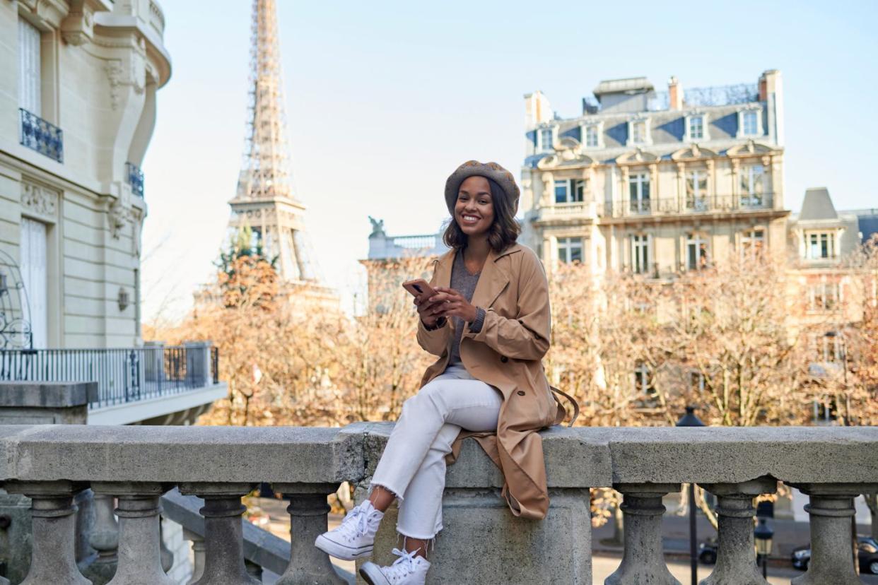 woman sitting on ledge in Paris