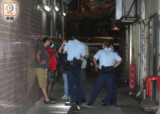 Police stopped and searched two Nan Yahans in a nearby alley.  (Photo by Yu Hongji)
