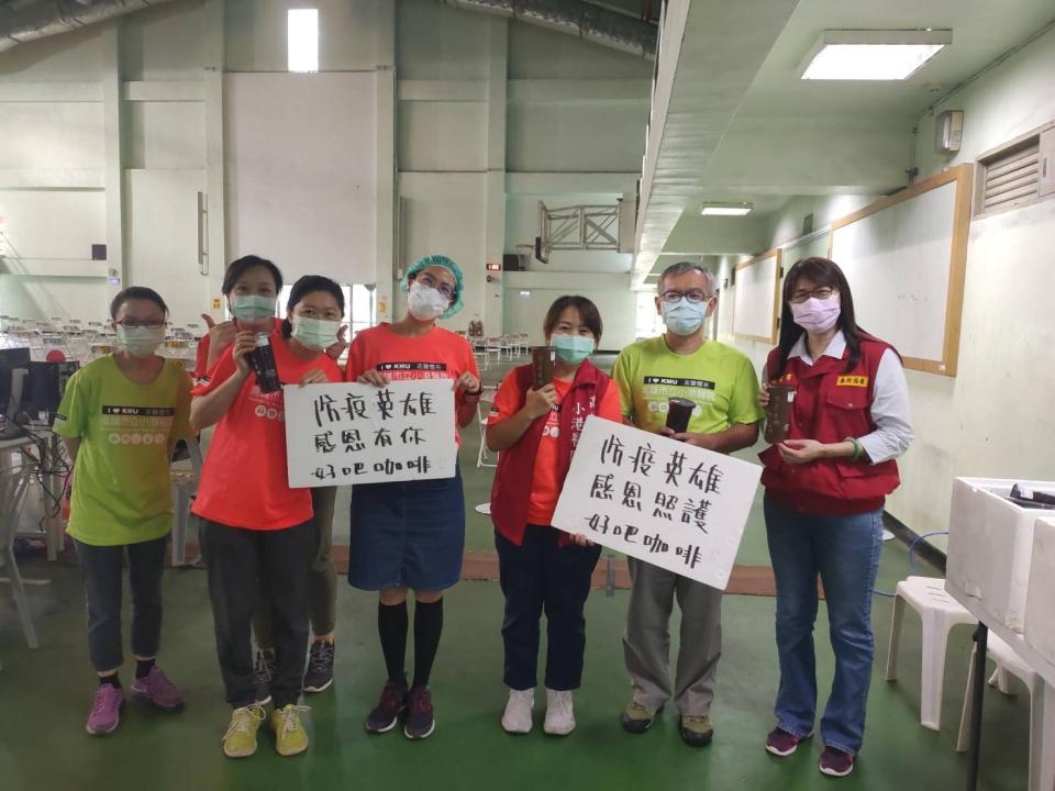 注射站指揮官提供飲料點心。   圖：高雄市政府提供