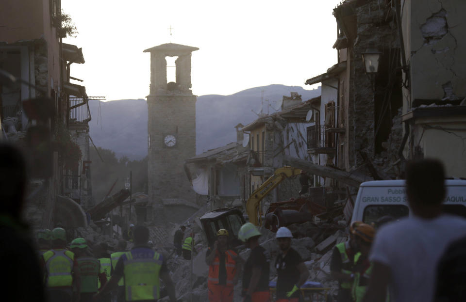 Ein Glockenturm in Amatrice – eines der wenigen Gebäude, die noch intakt sind. Fast wie ein Mahnmal wirkt das Bauwerk über den Trümmern des Erdbebens. (Bild-Copyright: AP Photo/Alessandra Tarantino)