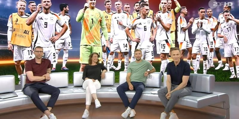 ZDF-Moderator Jochen Breyer (rechts) stellte am Montag fest: Spieler finden es in der Regel nicht so schlimm, als "Material" bezeichnet zu werden.<span class="copyright">ZDF</span>