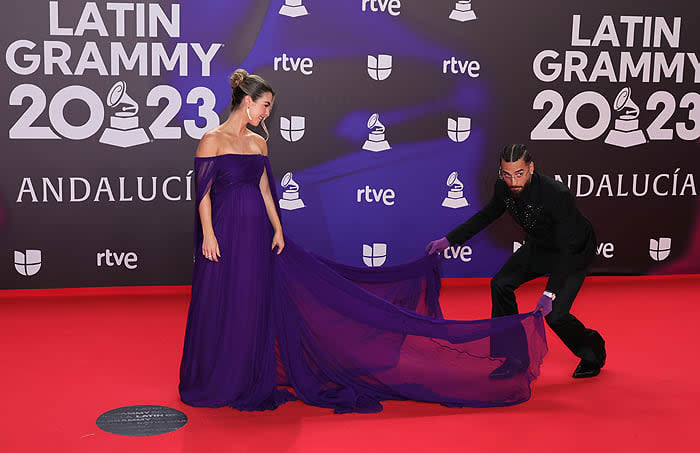 Maluma y su novia Susana posan por primera vez juntos y presumiendo de embarazo en los Grammy Latinos 2023