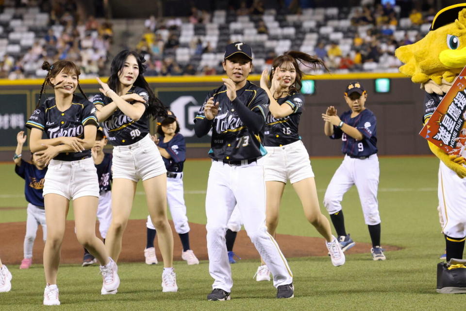 葉保弟本人與Wing Stars加上一百名少棒選手，賽前在大巨蛋齊跳「保勝大弟」應援舞蹈。圖 / 陳賜哿 攝