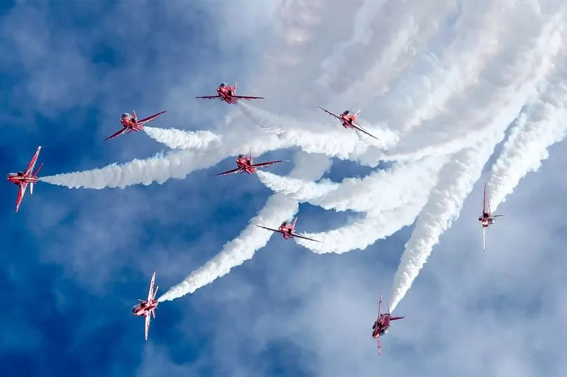 Planes circle the sky - The Red Arrows perform their 'Spaghetti Break'