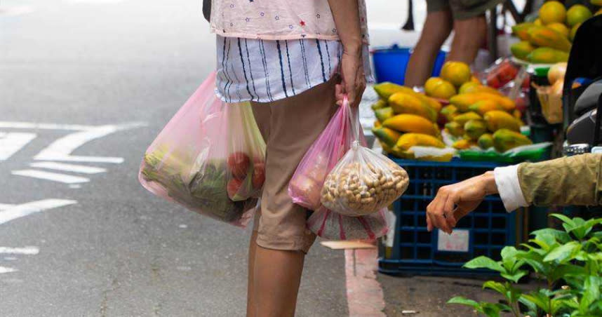 根據綠色和平調查結果顯示，竟有高達8成民眾不知道台灣2030年將全面禁用一次性塑膠產品。（圖／綠色和平提供／中國時報李柏澔台北傳真）