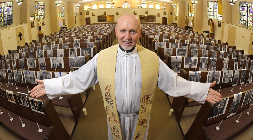 Fotografía de archivo del 22 de mayo de 2020 del reverendo Nicolás Sánchez Toledano posando frente a bancas con retratos de sus feligreses en la iglesia católica San Patrico durante el brote de coronavirus en el norte de Hollywood, California. (AP Foto/Mark J. Terrill, Archivo)