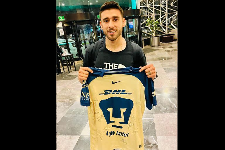 Salvio posa con la camiseta de Puas, su nuevo club