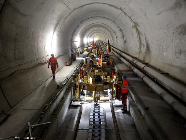 2. Tras 17 años de construcción, el túnel de base de San Gotardo fue inaugurado en Suiza el 1 de junio de 2016. Con sus 56 kilómetros de largo, es el más grande y profundo del mundo, al tiempo que ofrece una eficiencia sin precedentes para cruzar los Alpes (Business Insider).