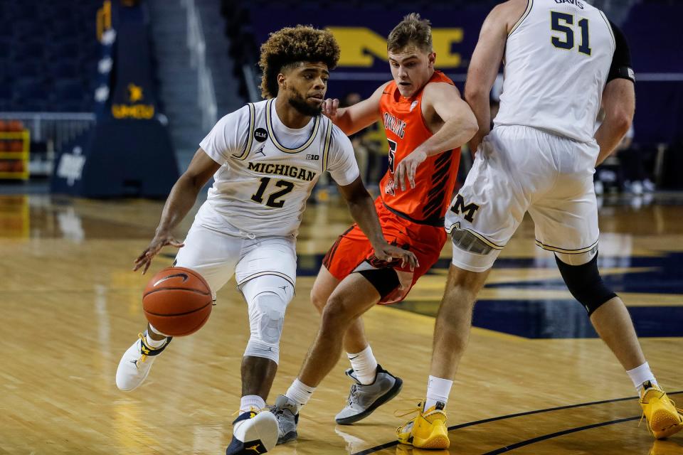 Michigan guard Mike Smith drives to basket during the first half of the season opener against Bowling Green at Crisler Center in Ann Arbor, Wednesday, Nov. 25, 2020.