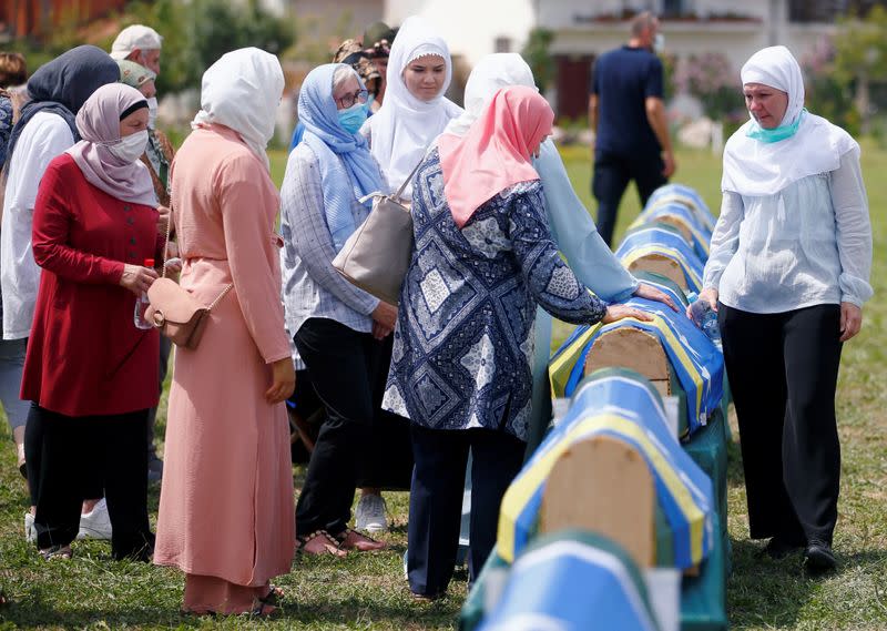 Bosnian Muslims attend a collective funeral in Kamicani