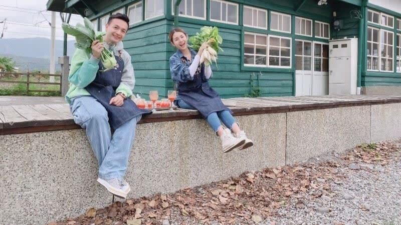 小鐘（左）與「鮪魚」徐瑋吟主持《愛玩客》9年。（圖／翻攝臉書）