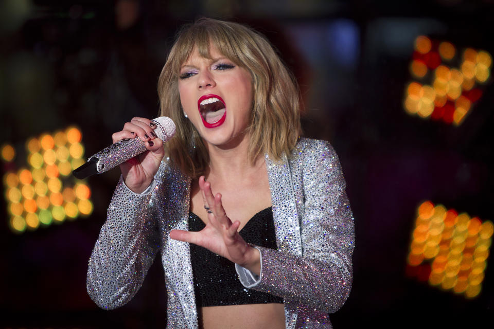 Taylor Swift performs in Times Square on New Year's Eve in New York December 31, 2014. REUTERS/Carlo Allegri (UNITED STATES - Tags: ENTERTAINMENT SOCIETY)