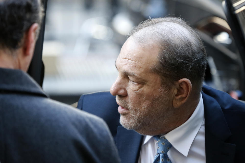 Harvey Weinstein llega a un tribunal en Manhattan el lunes 24 de febrero del 2020 en Nueva York, poco antes de ser declarado culpable de dos cargos en su juicio por abuso sexual y violación. (AP Foto/John Minchillo)