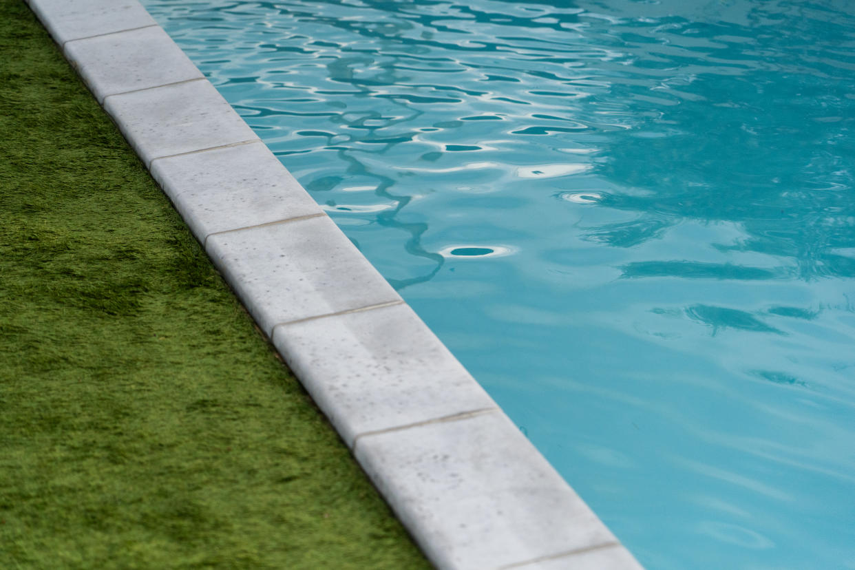 L'homme a trouvé les trois enfants en train de jouer dans la piscine de la maison vide de ses parents (image d'illustration : Getty images)