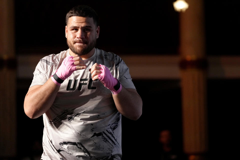 PARÍS, FRANCIA - 31 DE AGOSTO: Tai Tuivasa de Australia realiza una sesión de entrenamiento abierta para fanáticos y medios durante el evento de entrenamiento abierto de la noche de pelea de UFC en La Salle Wagram el 31 de agosto de 2022 en París, Francia.  (Foto de Jeff Bottari/Zuffa LLC)