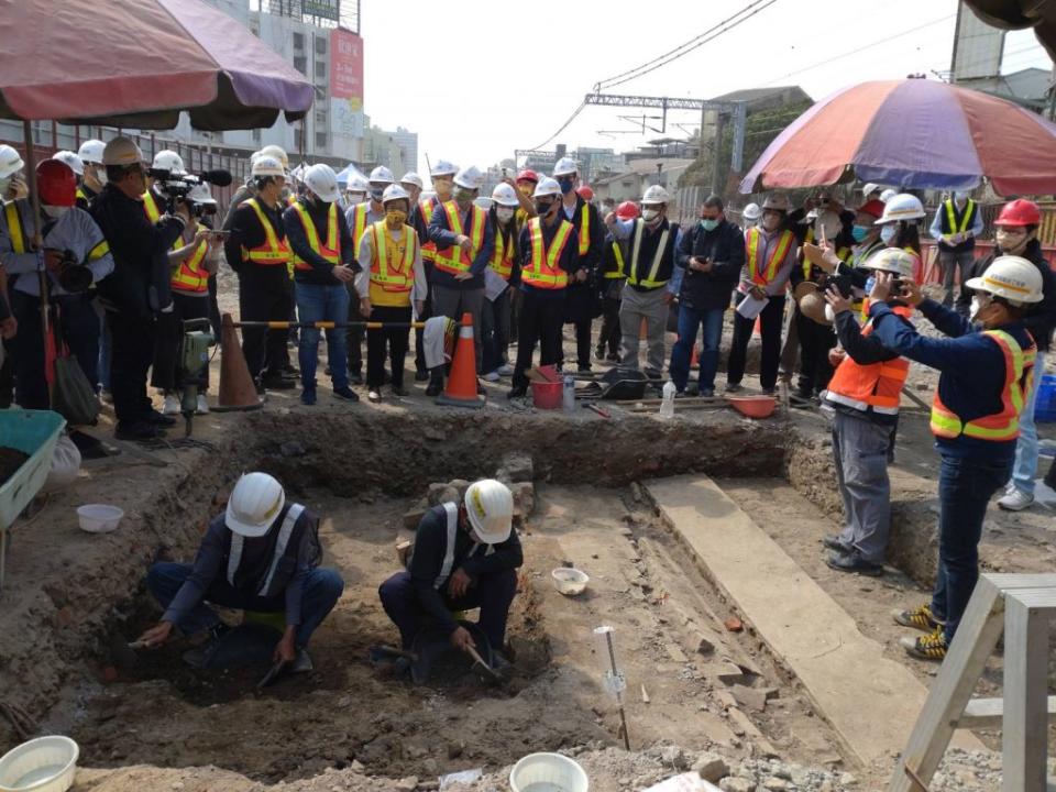 台南市區鐵路地下化工程挖出大量遺構，立法院交通委員會十三日進行現地考察。 （記者吳孟珉攝）