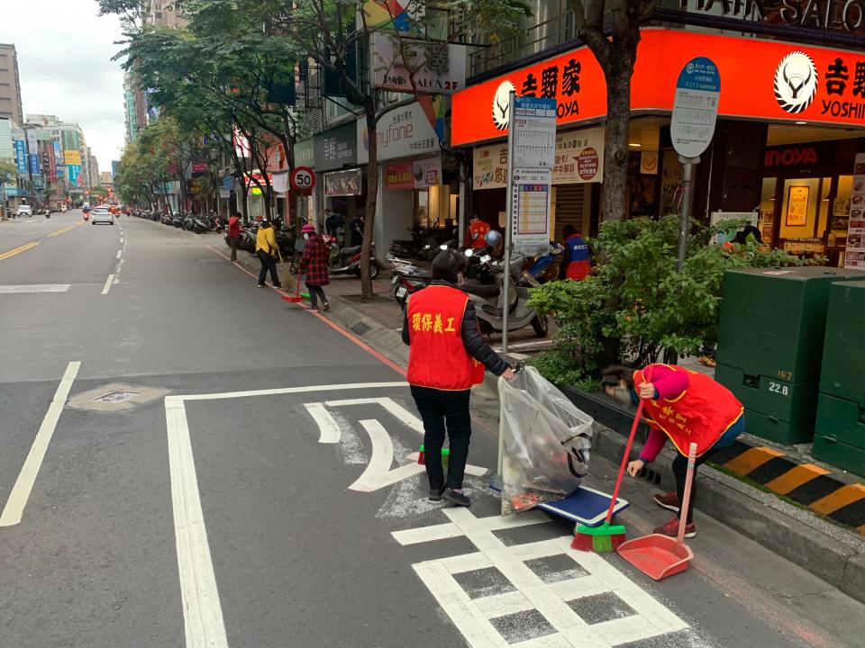 環保志義工們進行環境清掃。（新北市環保局提供）