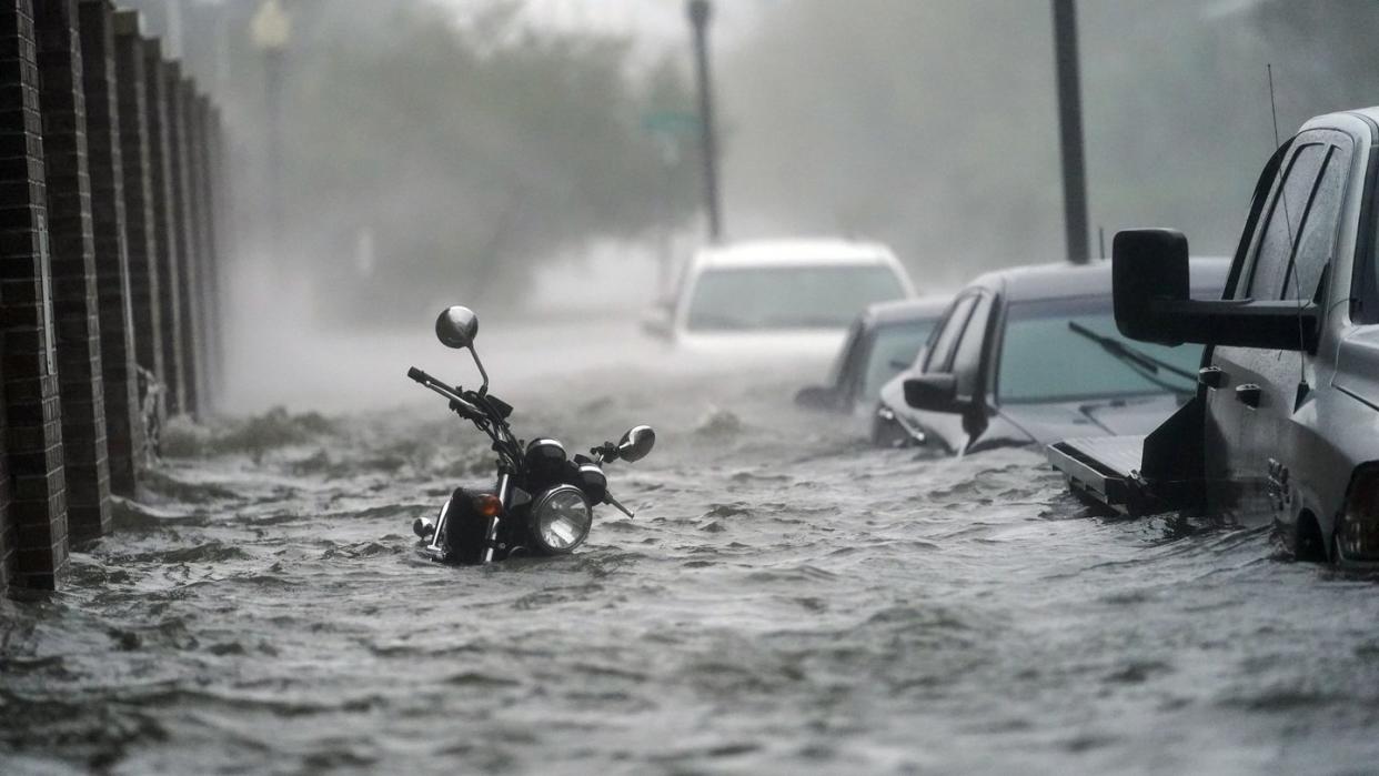 Fahrzeuge stehen auf einer überfluteten Straße in Pensacola, Florida. Hurrikan «Sally» ist an der US-Golfküste auf Land getroffen.