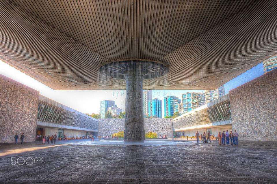 國立人類學博物館 (Photo by Octavio Alonso Maya Castro, License: CC BY-SA 3.0, 圖片來源web.500px.com/photo/126505121/El-paraguas-by-Octavio-Maya)