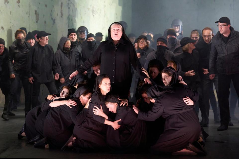 Karen Cargill as Mother Marie with the chorus (Richard Hubert Smith)