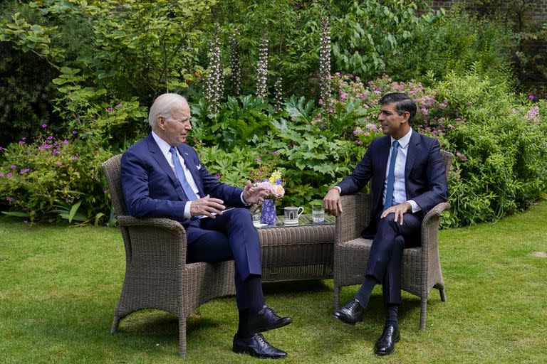 El presidente de Estados Unidos, Joe Biden,  se reunió con el primer ministro británico, Rishi Sunak, en el número 10 de Downing Street en Londres. (Foto AP/Susan Walsh)