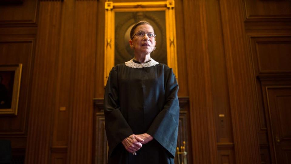 Ruth Bader Ginsburg, la jueza de la Corte Suprema de Estados Unidos y un icono de la defensa de los derechos de la mujer, falleció a los 87 años en su casa de Washington DC luego de una batalla de dos décadas contra el cáncer.