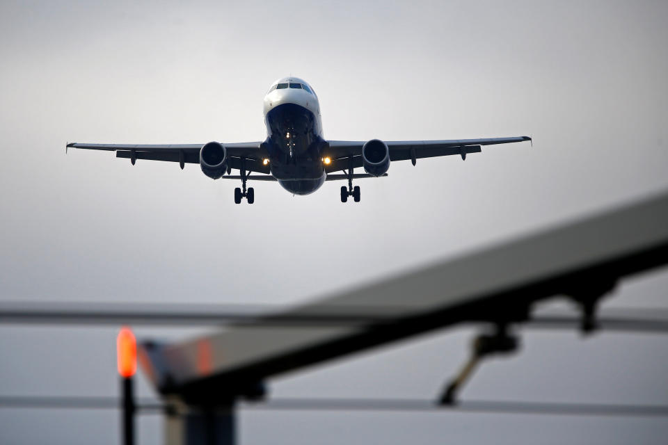 Un avión se prepara para aterrizar en el aeropuerto de Génova, Suiza. REUTERS/Pierre Albouy