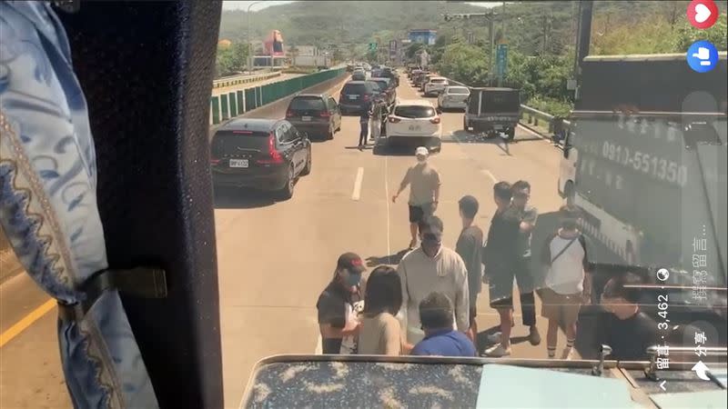 遊覽車乘客下車勸架。（圖／翻攝自爆廢公社公開版）