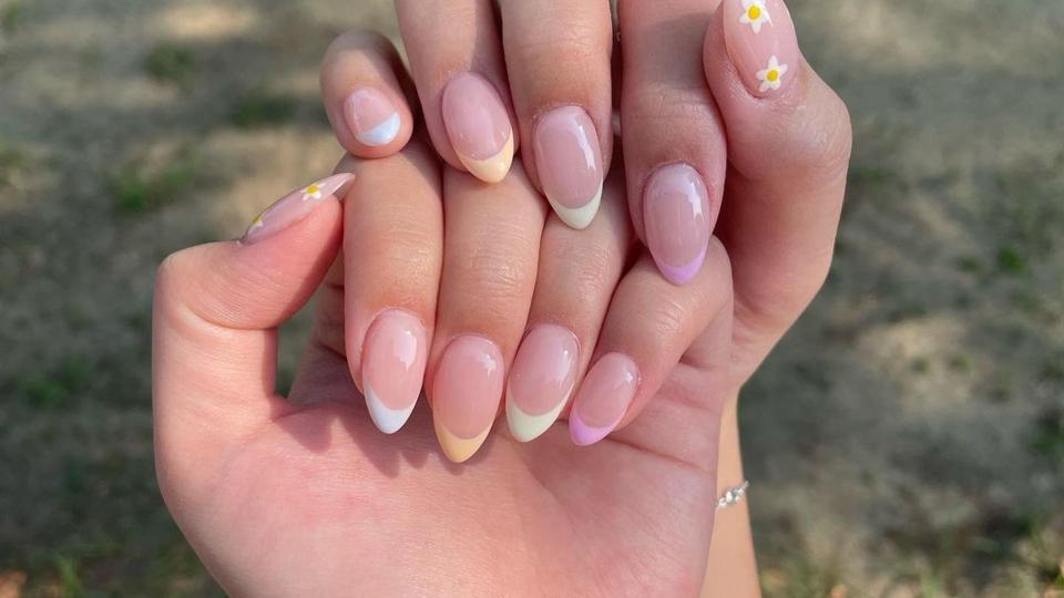 Pastel tip nails 