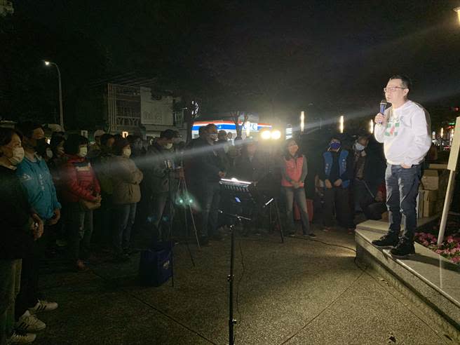 國民黨台北市議員羅智強今晚在嘉義市文化公園夜宿、宣講，現場約聚集3、40位群眾和地方幹部。（呂妍庭攝）