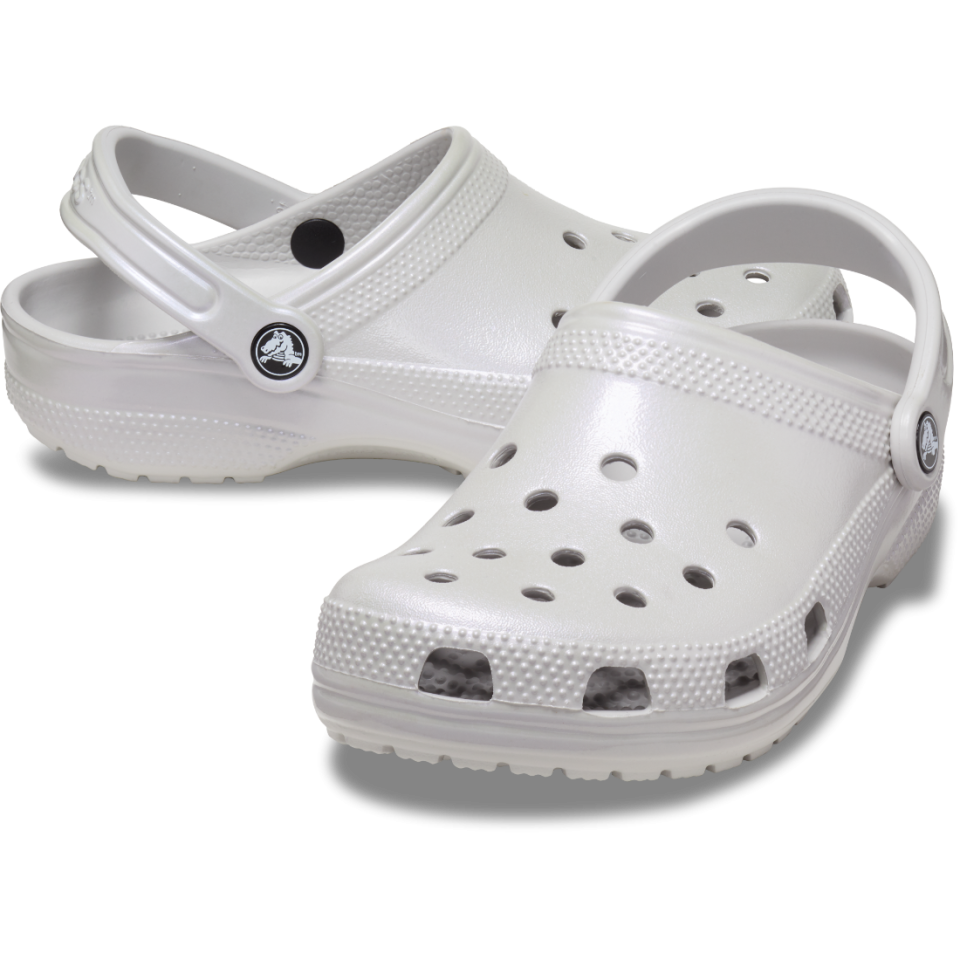 Bidh sneakers Crocs Crocs gu h-èibhinn a’ co-obrachadh le sgoltagan buntàta Pringles! Tha lasachadh mòr de 42% air an làrach-lìn oifigeil, cho ìosal ri $168. Faigh slipers tràigh le boghaichean / seudan / goireasan bhròg Hello Kitty Ceannaich 3 agus faigh 1 an-asgaidh.