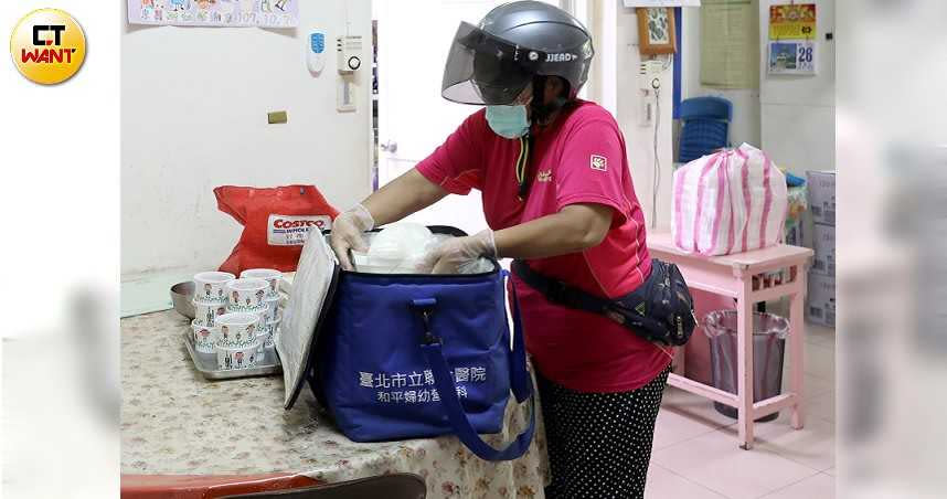 不只提供餐點給弱勢民眾，南機場里長方荷生因SARS期間看到「太多人被關家在中沒飯吃」，所以他現在也支援給居家隔離及檢疫者送物資。（圖／王永泰攝）