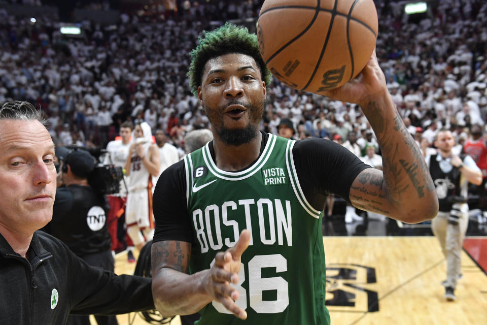 Marcus Smart, de los Celtics de Boston, festeja la victoria sobre el Heat de Miami en el sexto partido de la final de la Conferencia Este, el sábado 27 de mayo de 2023 (AP Foto/Michael Laughlin)