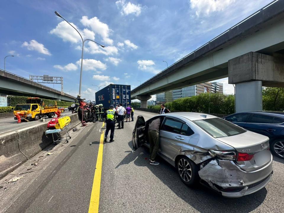 國道1號16日發生4車撞擊車禍。民眾提供