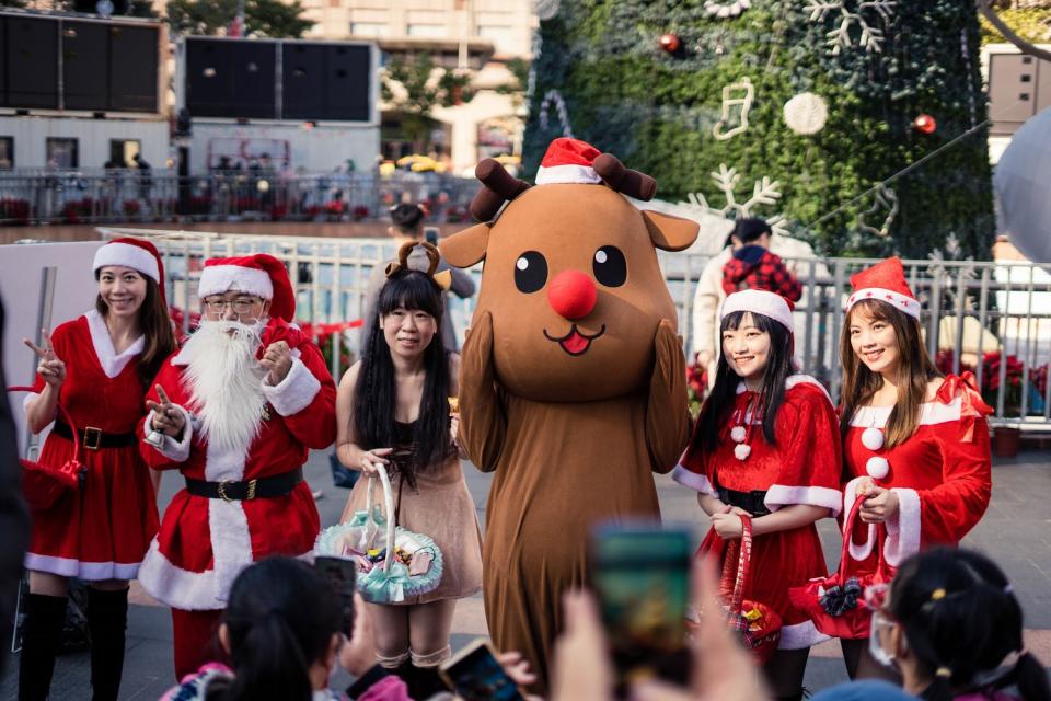 每年頗受大小朋友喜愛的聖誕老公公及女郎發送餅乾糖果。   圖：新北市民政局提供