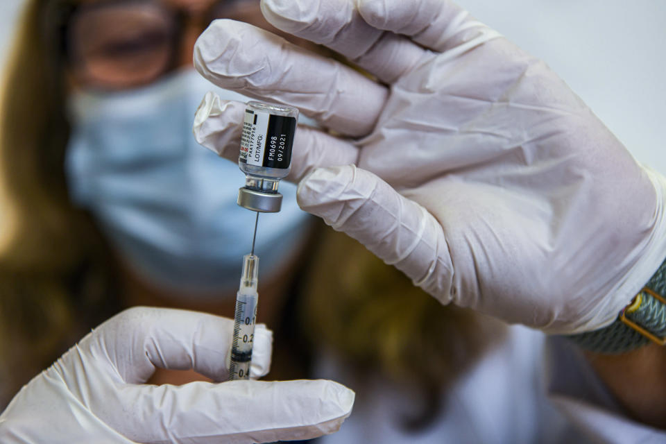 Una farmac&#xe9;utica prepara la vacuna de refuerzo contra el COVID-19 en el Centro M&#xe9;dico Meritus en Hagerstown, Maryland, el 22 de febrero de 2022. (Kenny Holston/The New York Times)