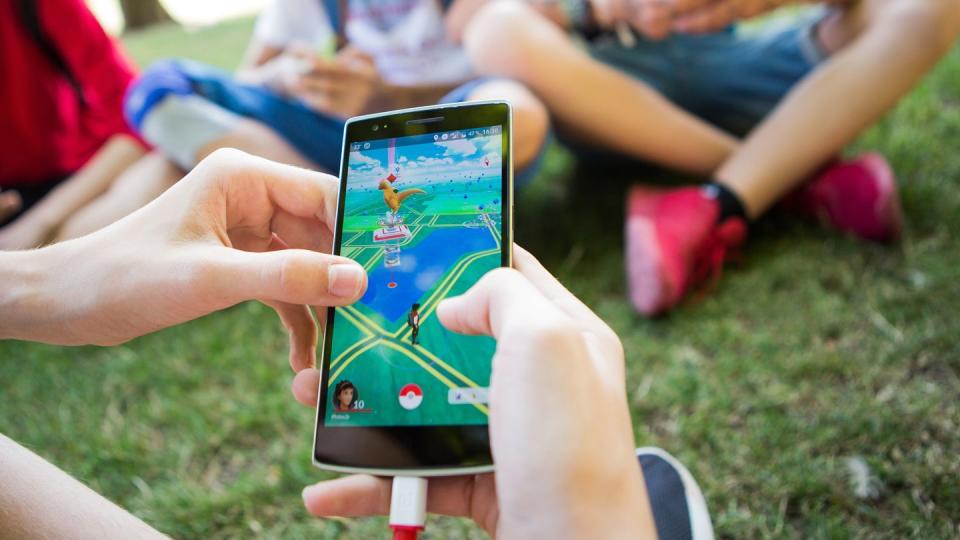 Künftig geht es bei «Pokémon Go» wohl wieder häufiger nach draußen. Einige pandemiebedingten Indoor-Änderungen sollen laut Entwickler Niantiv aber bleiben.