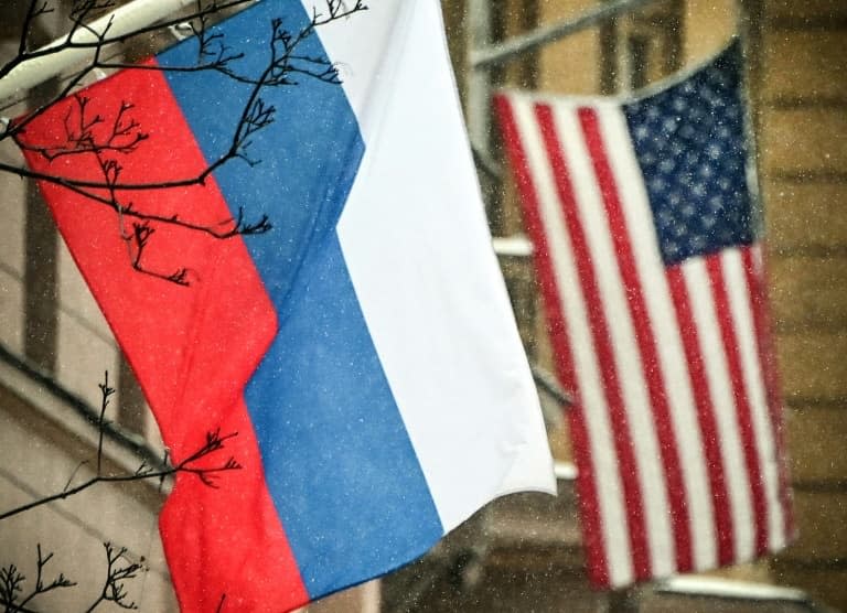 Un drapeau russe flotte à côté du bâtiment de l'ambassade des États-Unis à Moscou, le 7 décembre 2021 - Alexander NEMENOV © 2019 AFP