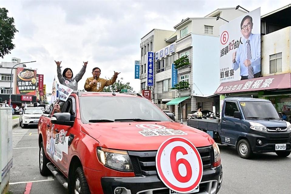 無黨籍台東立委候選人劉櫂豪（右）緊鑼密鼓車隊掃街。（劉櫂豪服務處提供／蕭嘉蕙台東傳真）