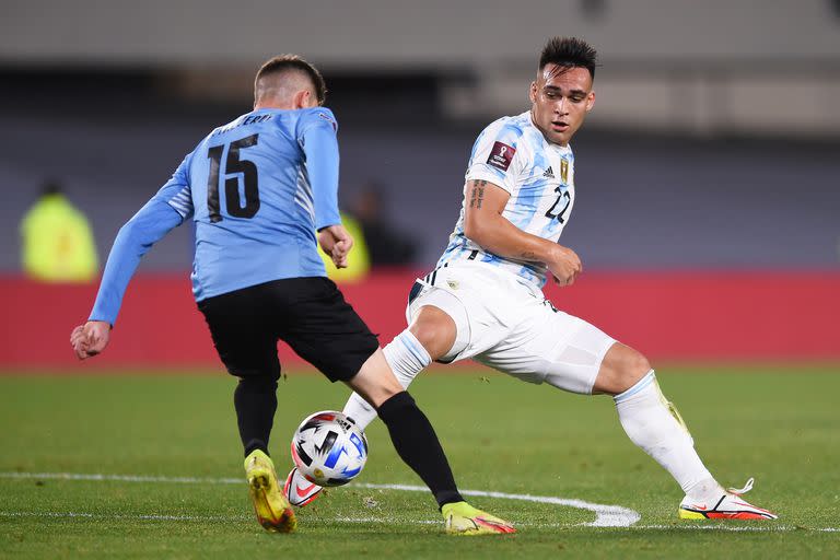 Federico Valverde frente a Lautaro Martínez, en un Uruguay-Argentina; afirmado en su seleccionado, sueña con la Copa del Mundo